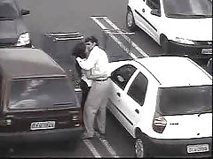 Frumoasa cu părul de aur face o pompă cu vacuum mărită și înghite sperma