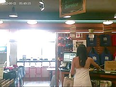 Băiatul ejaculează în gura busty de a scoate prezervativul cu un membru al
