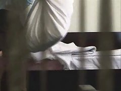 Rusă bruneta palme de sclav lacurile și dă linge picioarele