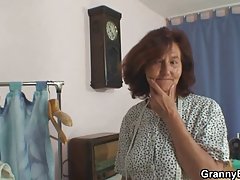 Rusă blonda iubeste sa pus în fund și de a primi sperma in gura