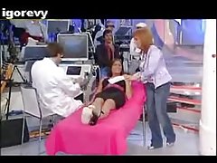 Mâna în fund fete frumoase