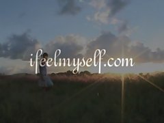 Model sexy pozeaza nud