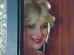 Blonda cu săli de clasă tate dezbrăcat în fața aparatului de fotografiat și
