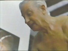 Fata cu părul gaura primește un număr mare de pumn