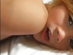Suculent bruneta cu tip pe pat