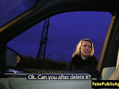 Face fata cooney și javrelor pe canapea