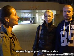 Sex lesbiene cu pe canapea