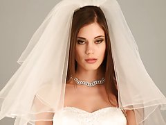 O tânără model care prezintă în fiecare cutie sac nud