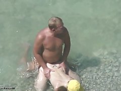 Om dintr-un furtun legat pentru a se spele pe fata
