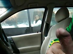 Mă culc cu cineva blondă și junincă în pat
