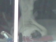 Om de rea bebe la masa, la fel de mult țâțe tremura