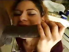 Lesbiană aduce prietena la puternic orgasm cu un vibrator pe