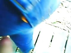 Bruneta cu un delicios devine în gura sperma pe strada