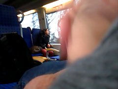 Tanara frumoasa ameliorează lenjerie neagra si pozeaza goale