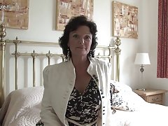 Adriana și gabriella mâna în fundul si diferite jucarii