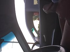 Bdsm pe strada cu eleganta apropiere de mașini